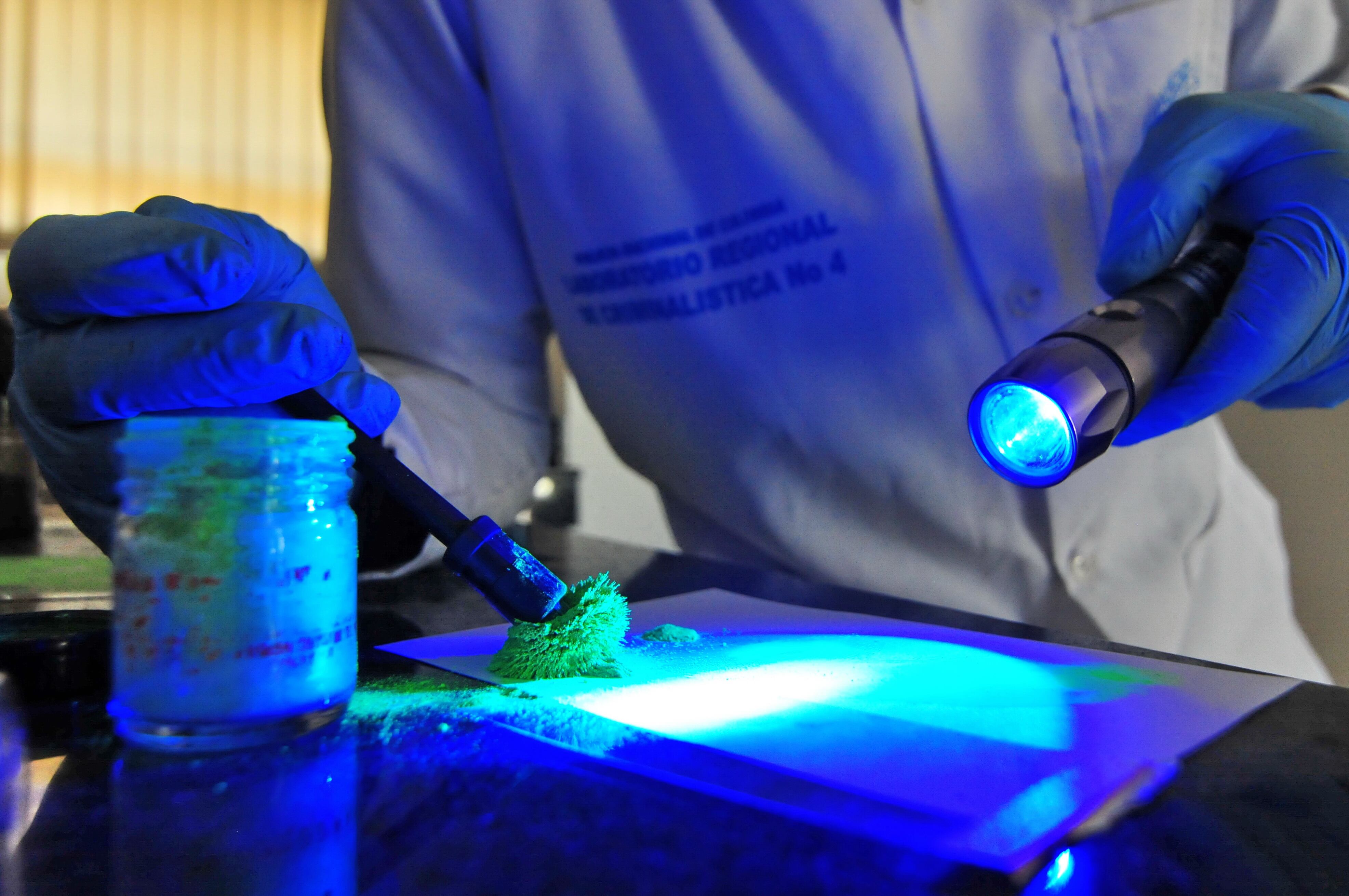 La tecnología juega un papel crucial en las investigaciones forenses modernas, proporcionando herramientas para la identificación, análisis y preservación de evidencia. Algunas áreas clave incluyen el análisis forense digital, la amplificación de ADN, la fotografía forense con luz alternativa y el uso de la inteligencia artificial para mejorar la precisión y eficiencia de las investigaciones. Foto Jorge Orozco / El País.