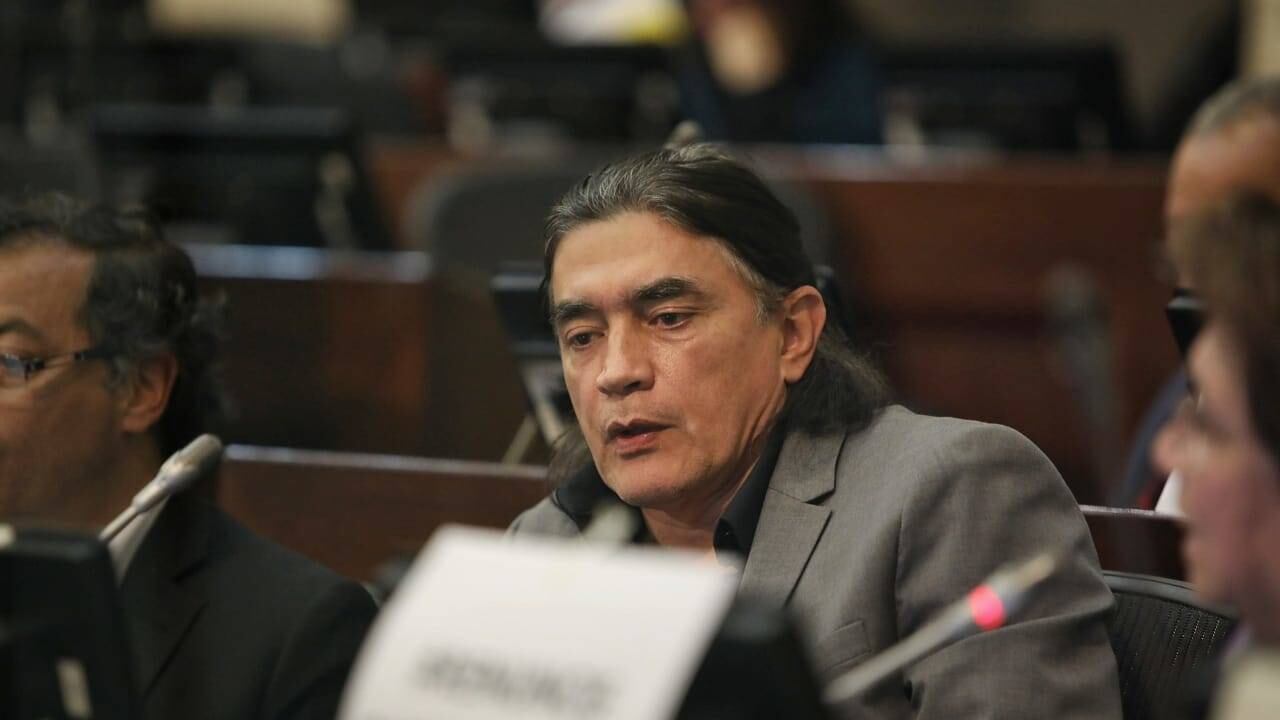 El afirma que a nadie se le debe pagar por los días que no va a la oficina.