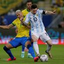 El argentino Lionel Messi (R) compite con el brasileño Richarlison (L) durante el partido final del torneo de fútbol de la Copa América 2021 en Río de Janeiro, Brasil, el 10 de julio de 2021. (Foto de Lucio Tavora / Xinhua a través de Getty Images)