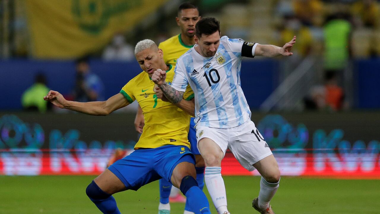 El argentino Lionel Messi (R) compite con el brasileño Richarlison (L) durante el partido final del torneo de fútbol de la Copa América 2021 en Río de Janeiro, Brasil, el 10 de julio de 2021. (Foto de Lucio Tavora / Xinhua a través de Getty Images)
