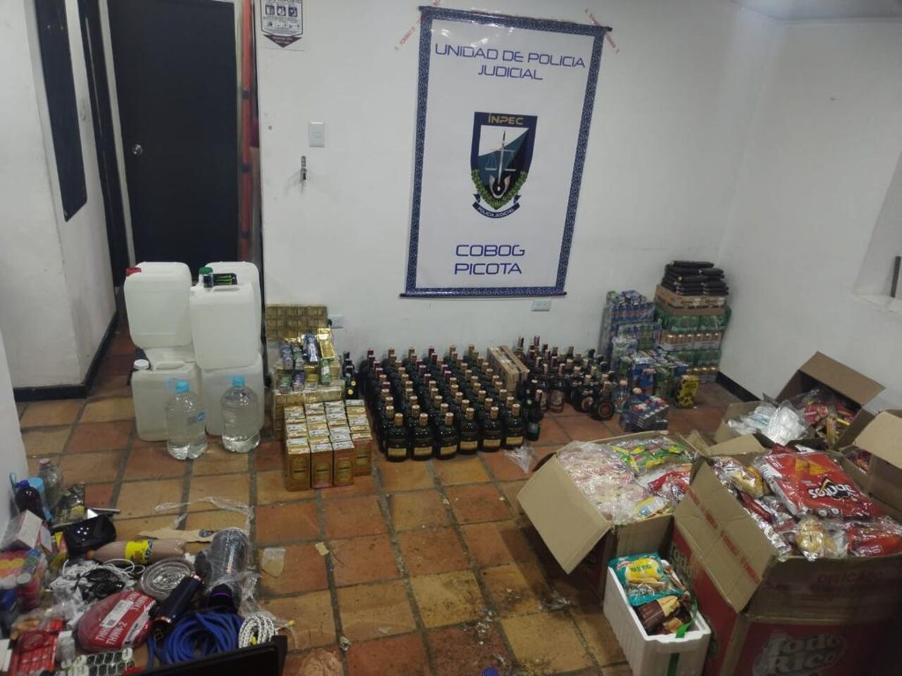 Droga, licor, comida y hasta una soga fueron incautados en la cárcel La Picota, de Bogotá.