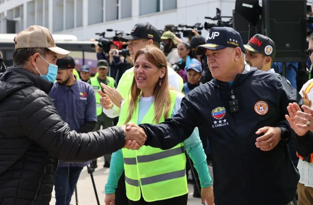 Diosdado Cabello recibe a migrantes deportados en Caracas