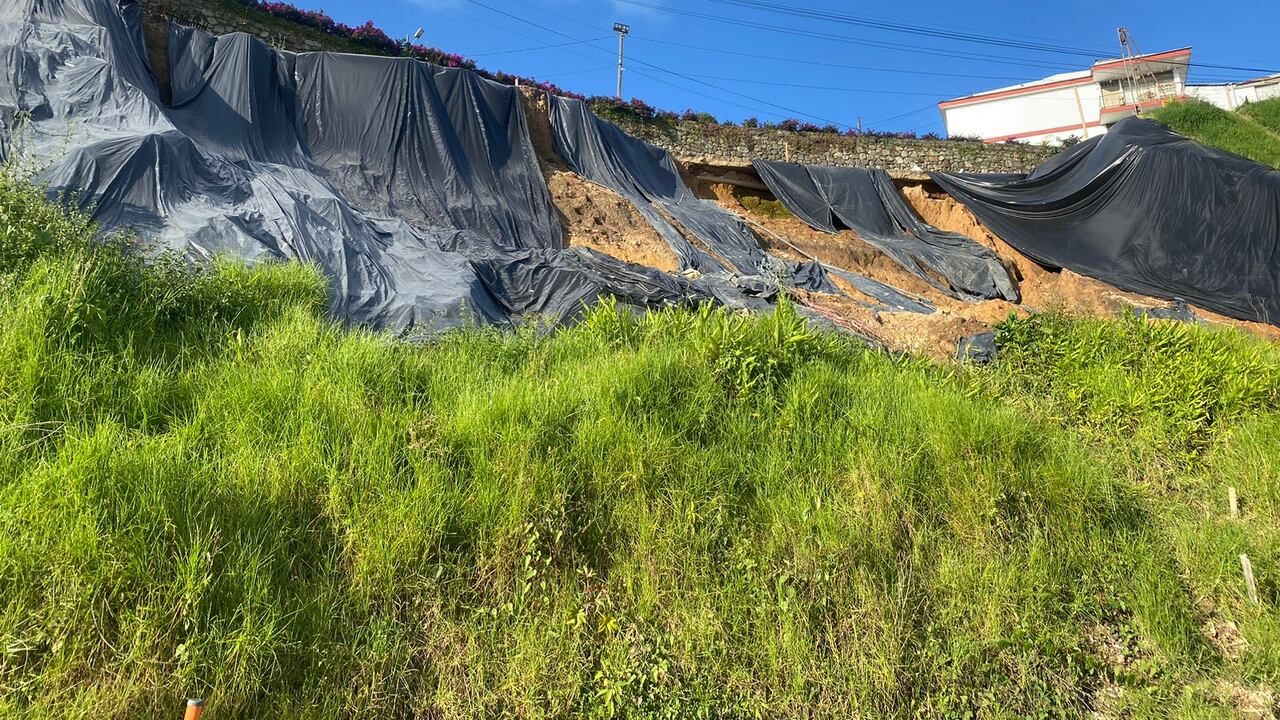 En el lugar fallecieron tres personas por un deslizamiento de tierra.