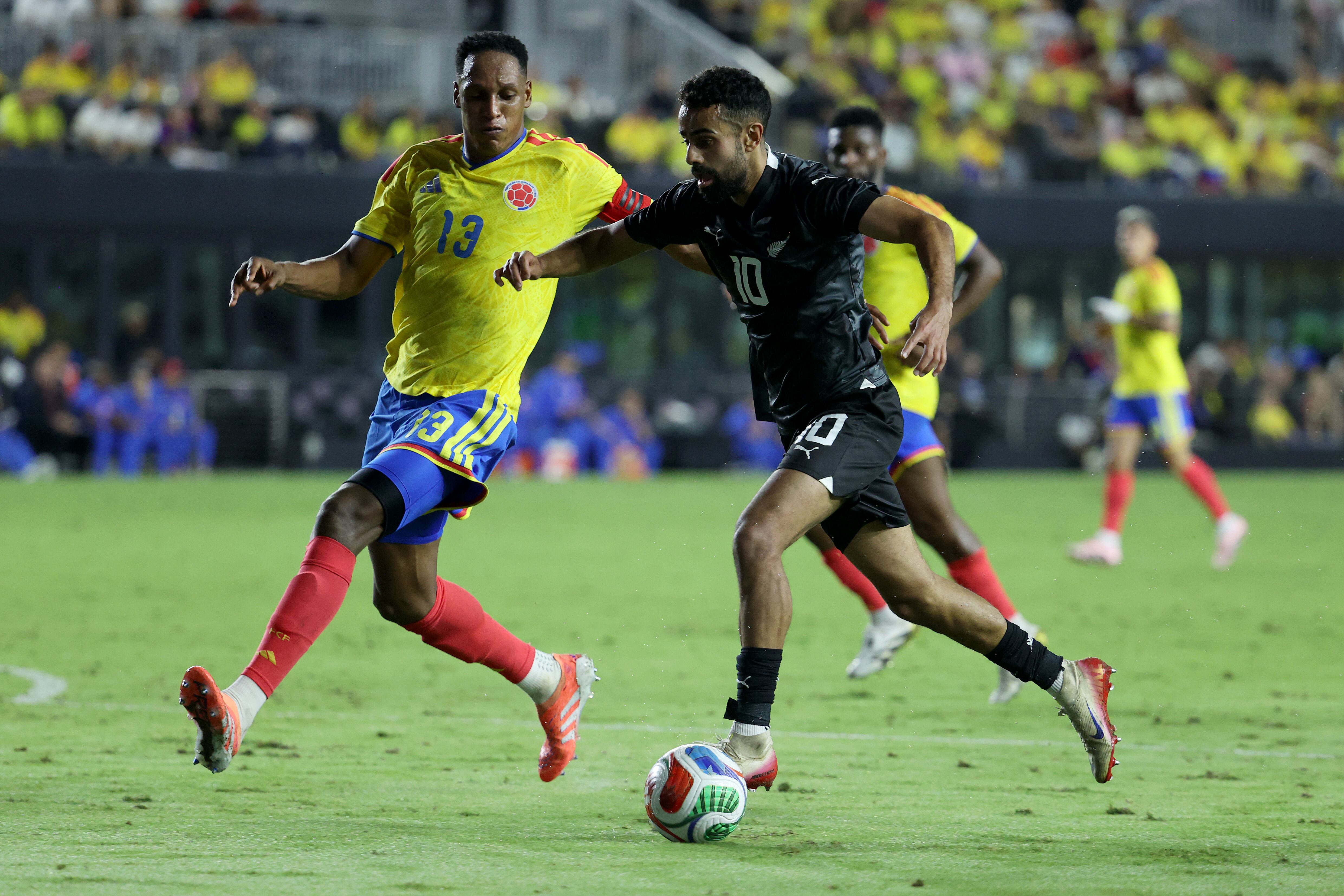 Yerry Mina en el juego de la Selección Colombia ante Nueva Zelanda.