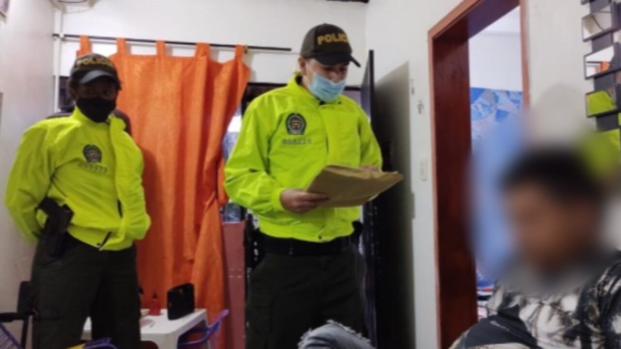 Estas personas al parecer se dedicaban a hurtar vehículos y motocicletas.