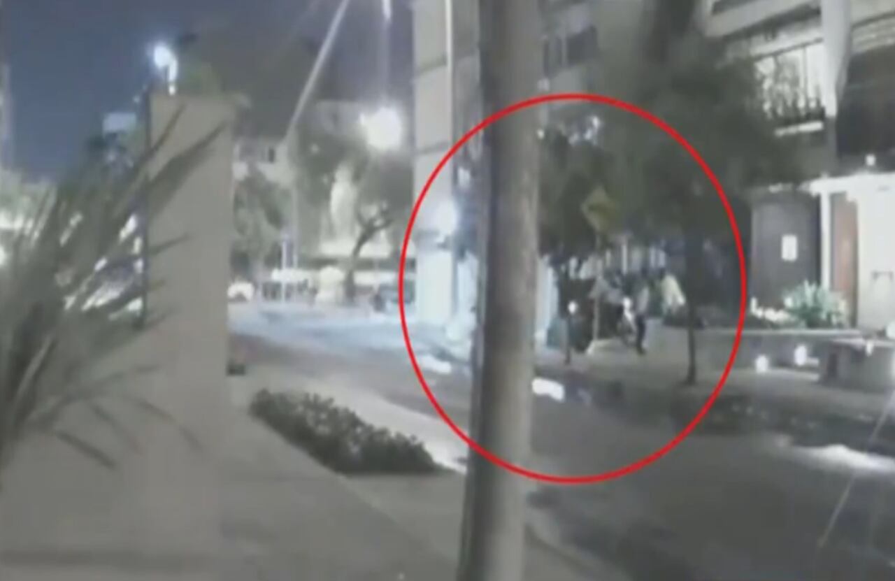 Esta es una de las imágenes del video que muestra por completo el robo.