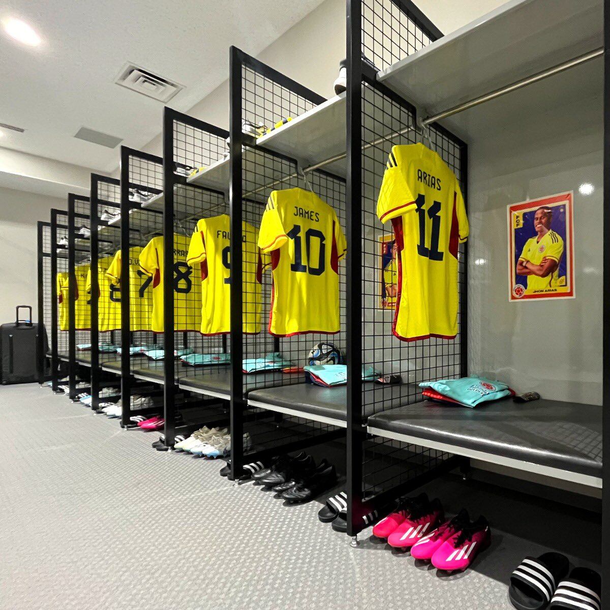 La camiseta de James en el vestuario de la Selección Colombia antes del partido frente a Japón.
