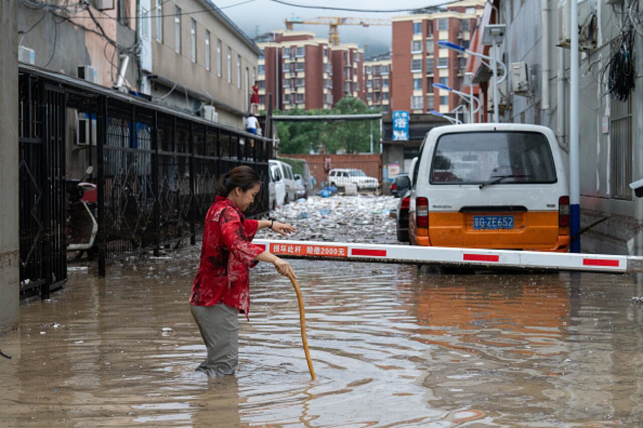 Una calle del distrito de Mengtougou, en Beijing, bajo el agua a causa de las lluvias.