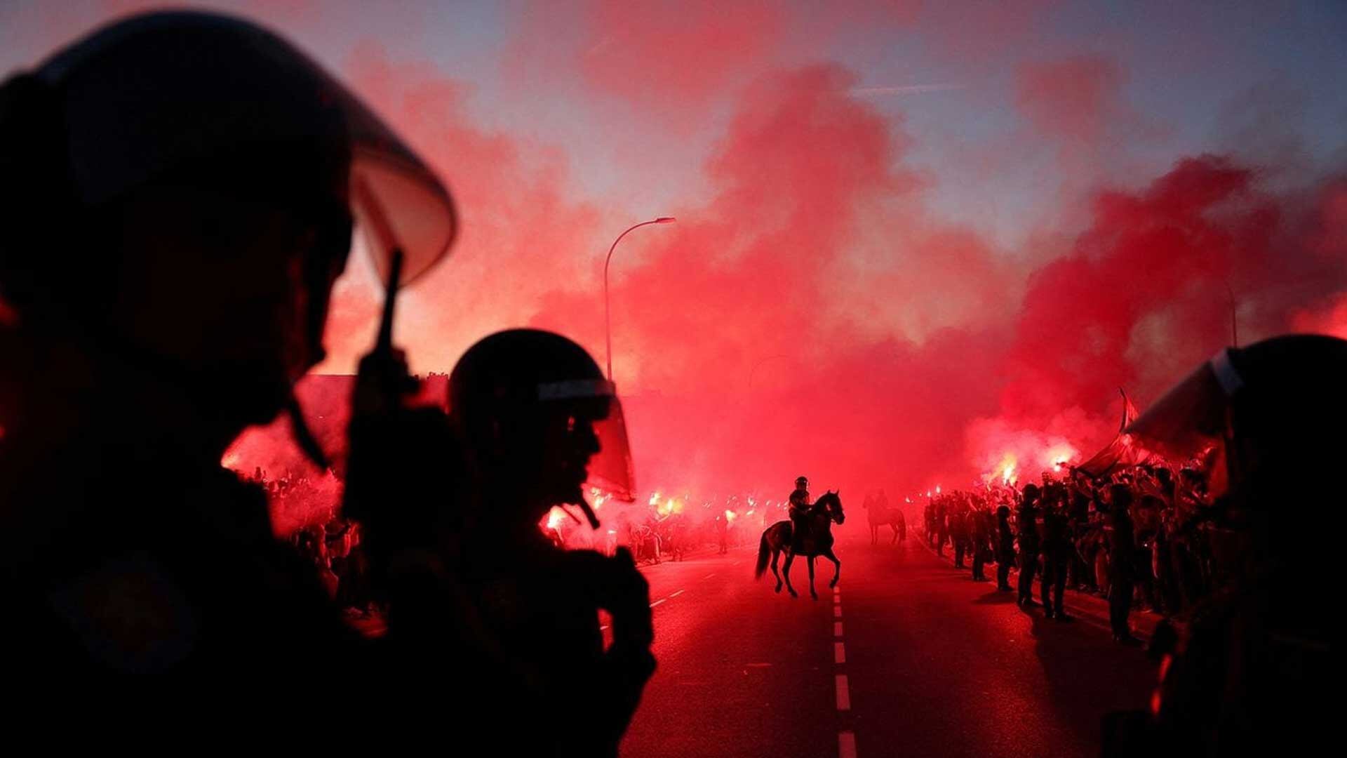 Agentes de Policía a caballo fuera del estadio antes del partido Atlético de Madrid contra Inter de Milán - Metropolitano, en Madrid, España, 13 de marzo de 2024.