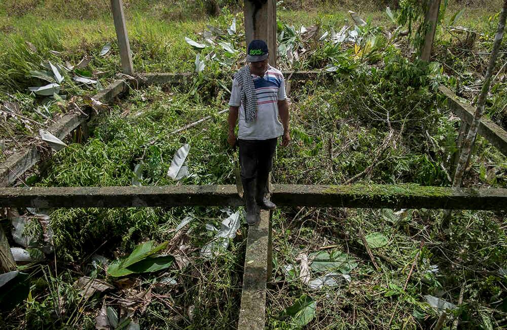 Juan Bautista Rivera Tafur -57 años- vivía del arriendo de 18 habitaciones. En otra casa tenía una prendería y una carnicería. En una arremetida militar tuvo que salir con su esposa y la hija. Después de 13 años del desplazamiento vive en la vereda la Playa y trabaja al jornal.