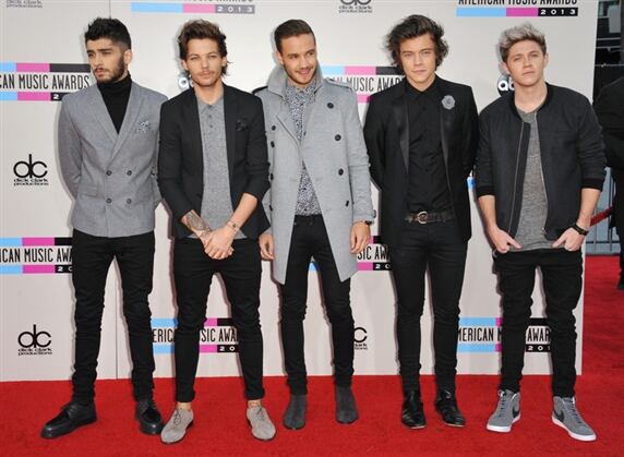 Elegantes y descomplicados, así lucieron los adolescentes de One Direction en la gala. Foto: AP