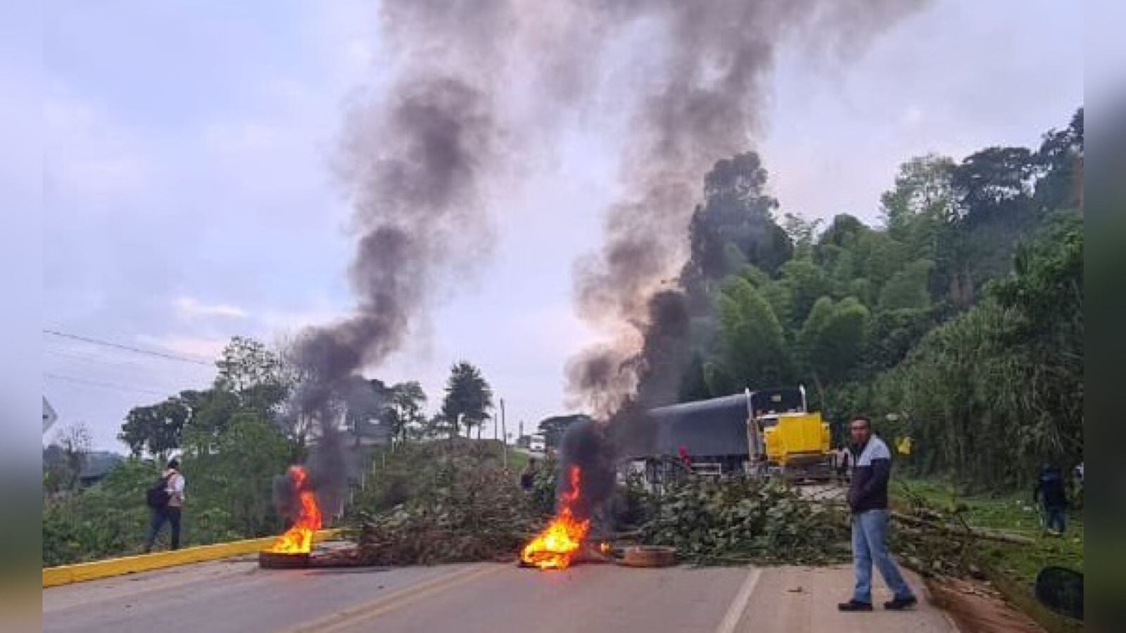 La comunidad indígena quemó llantas sobre la vía.