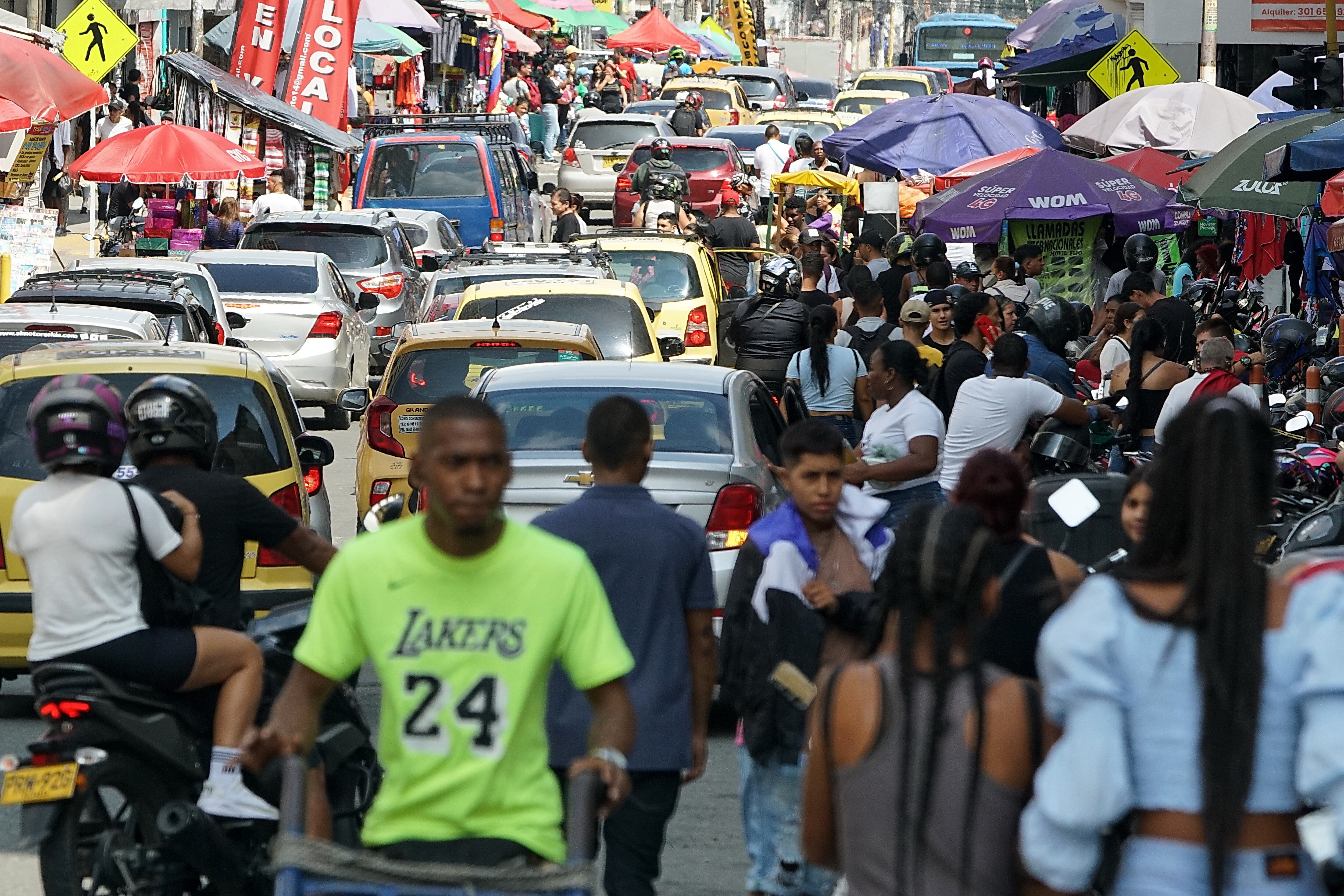Miles de personas salieron a realizar sus compras de navidad a una semana del nacimiento del Niño Dios. Las calles del centro se convierten en un caos