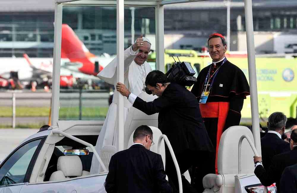El papa Francisco se sube al papamóvil y se dispone a comenzar su recorrido por la calle 26. Foto: Carlos Julio Martínez.
