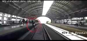 El hecho quedó registrado en un video en el que se puede ver a un hombre que camina por una de las plataformas de la estación cuando de repente cae ante las miradas de asombro de las personas que se encontraban en el lugar.
