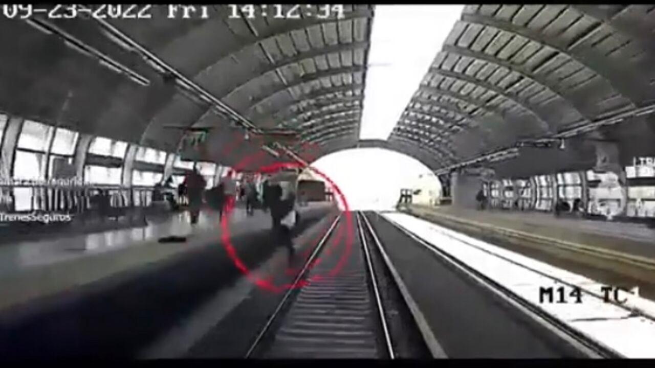 El hecho quedó registrado en un video en el que se puede ver a un hombre que camina por una de las plataformas de la estación cuando de repente cae ante las miradas de asombro de las personas que se encontraban en el lugar.