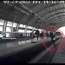 El hecho quedó registrado en un video en el que se puede ver a un hombre que camina por una de las plataformas de la estación cuando de repente cae ante las miradas de asombro de las personas que se encontraban en el lugar.