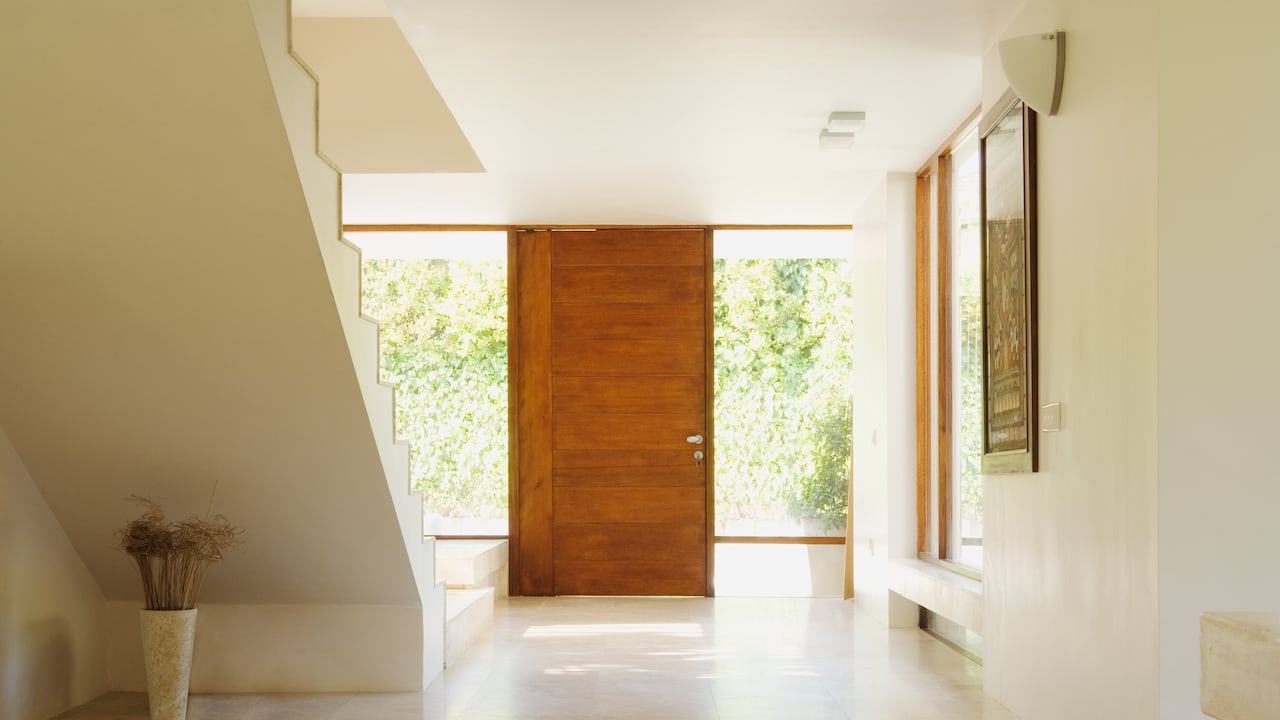 Pasillo con puerta de madera de diseño moderno.