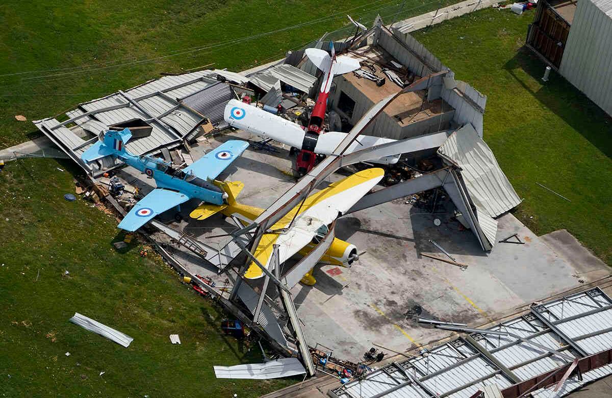 El hangar de un avión es destruido el jueves 27 de agosto de 2020, luego de que el huracán Laura pasara por el área cerca de Lake Charles, Luisiana. Foto: David J. Phillip / AP