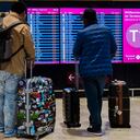 Los pasajeros miran un tablero que muestra todos los vuelos cancelados durante una huelga de advertencia en el aeropuerto BER de Berlín-Brandenburgo en Schoenefeld, Alemania, el miércoles 25 de enero de 2023. (Christoph Soeder/dpa via AP)