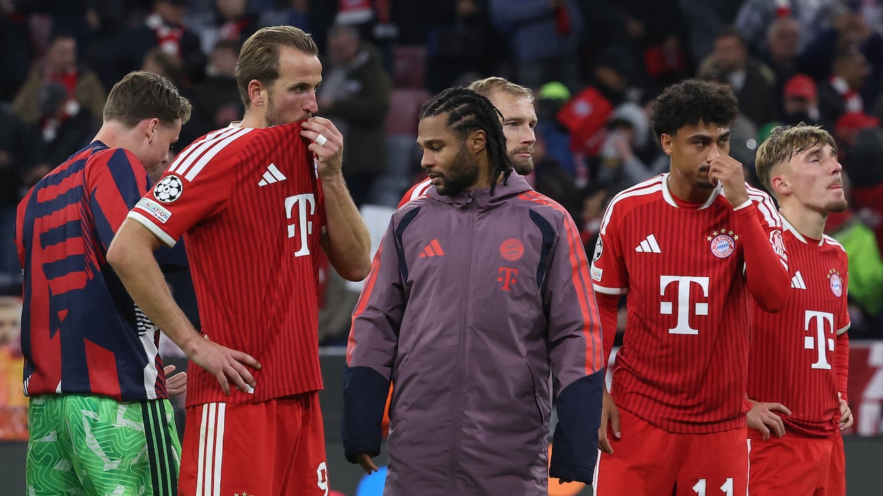 Jugadores del Bayern Múnich se lamentan luego del empate vs. Arsenal en Champions League.