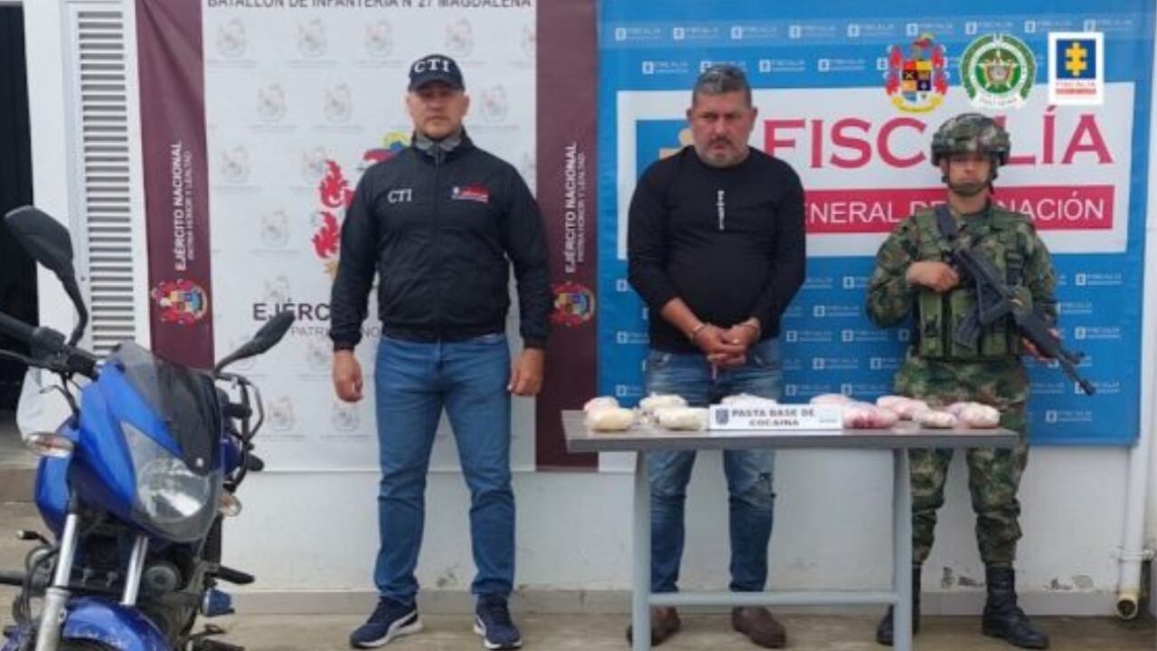 Descubren a hombre transportando tres kilos de cocaína en el tanque de gasolina de su moto; así la encaletó en 16 paquetes