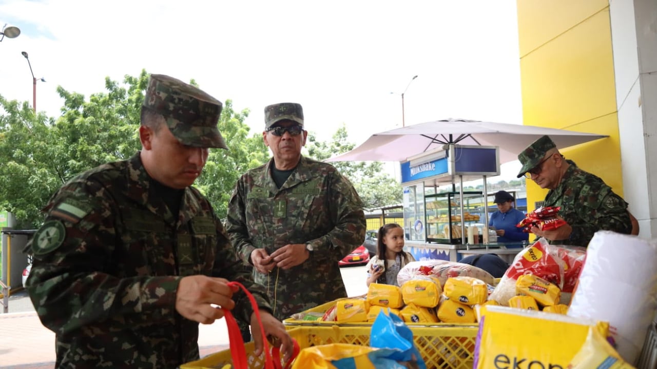 Ejército Nacional recolectando donativos para los damnificados por el terremoto.