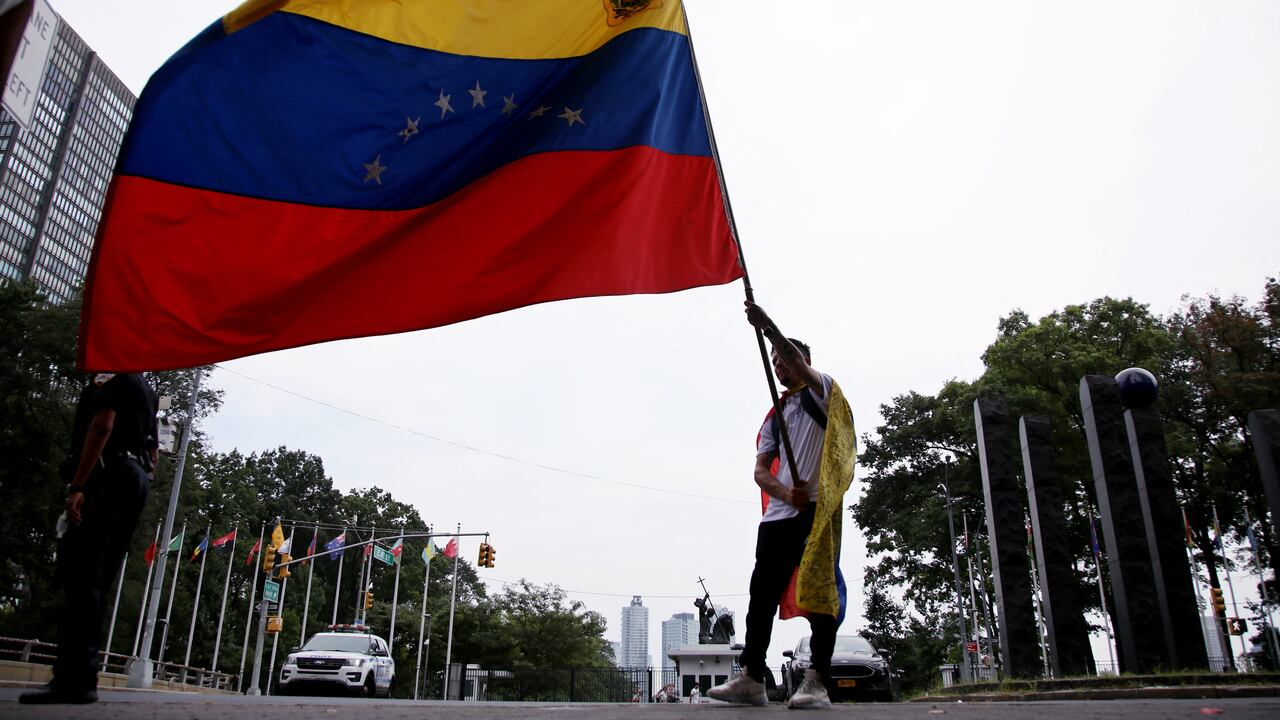 Los manifestantes protestan contra la cuestionada victoria presidencial del presidente venezolano Nicolás Maduro, frente a la sede de las Naciones Unidas en la ciudad de Nueva York, el 2 de agosto de 2024. Maduro fue anunciado como vencedor en las elecciones del 29 de julio, un resultado que desafió las encuestas preelectorales, desencadenando Protestas mortales y críticas globales. El secretario de Estado de Estados Unidos, Antony Blinken, dijo el 1 de agosto que había "evidencias abrumadoras" de que ganó el candidato de la oposición Edmundo González Urrutia. (Foto de Leonardo Muñoz / AFP)