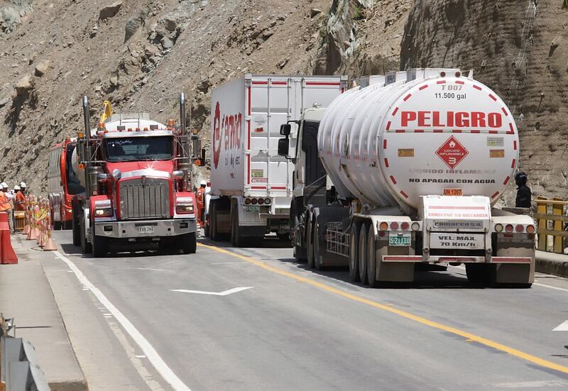 Camiones en la vía al Llano.