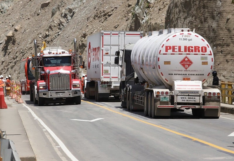 Camiones en la vía al Llano.