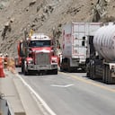 Camiones en la vía al Llano.