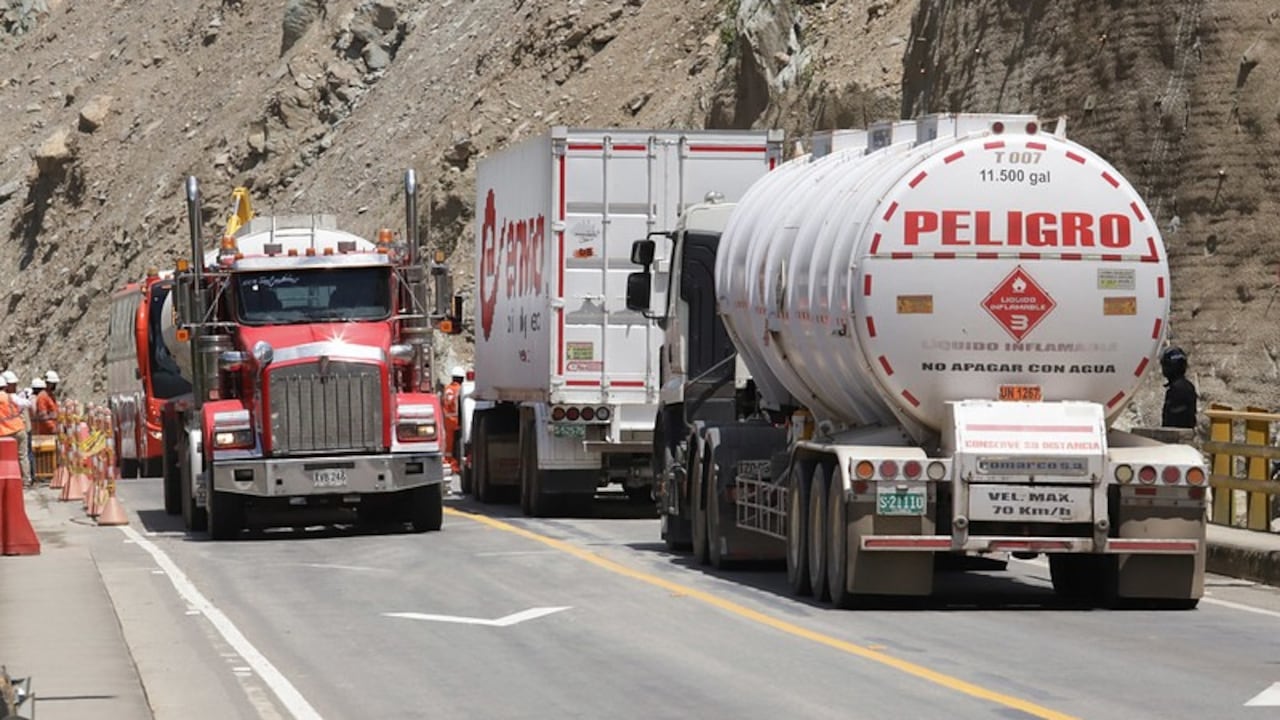 Camiones en la vía al Llano.