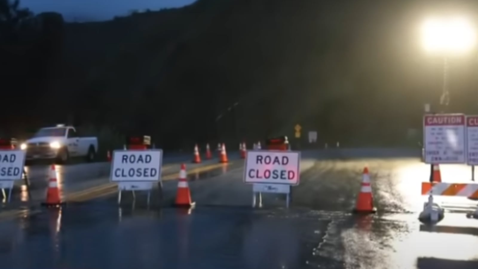 Fuertes lluvias y desbordes afectan al sur de California, bloqueando carreteras, generando lodo y dejando a comunidades y viajeros en alerta