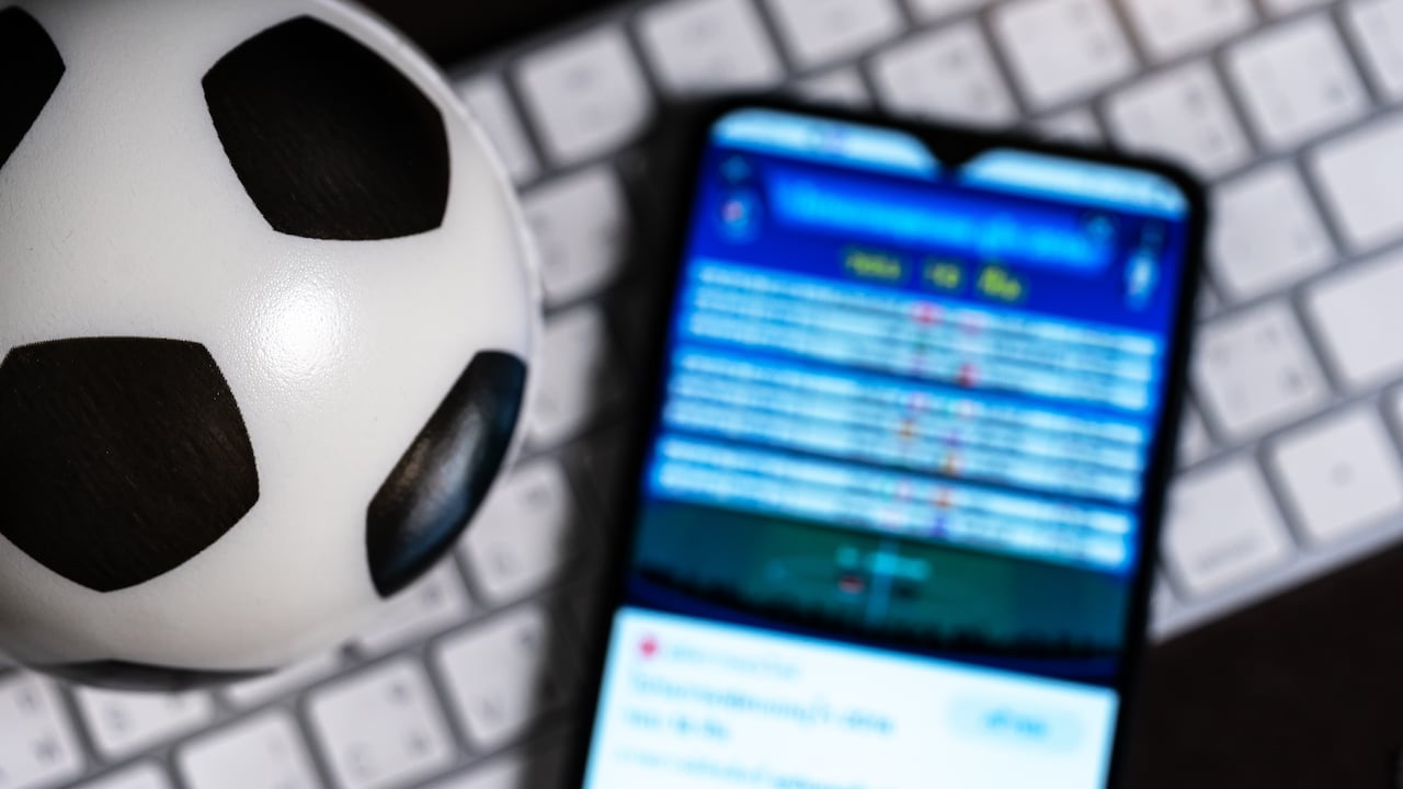 Millones de personas destinan dinero a pronósticos deportivos aun cuando las probabilidades reales de ganar son mínimas.