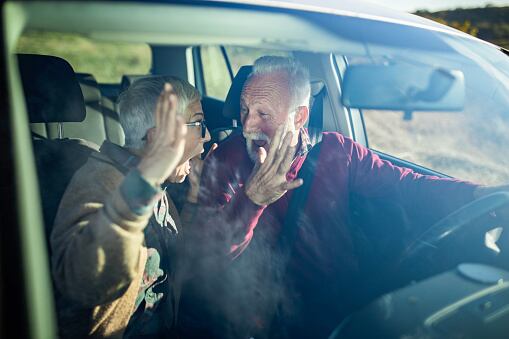 La vista es a través del parabrisas.