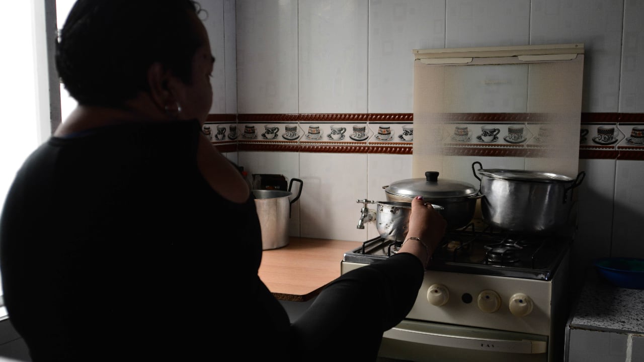 Una colombiana preparando sus alimentos, en Bogotá