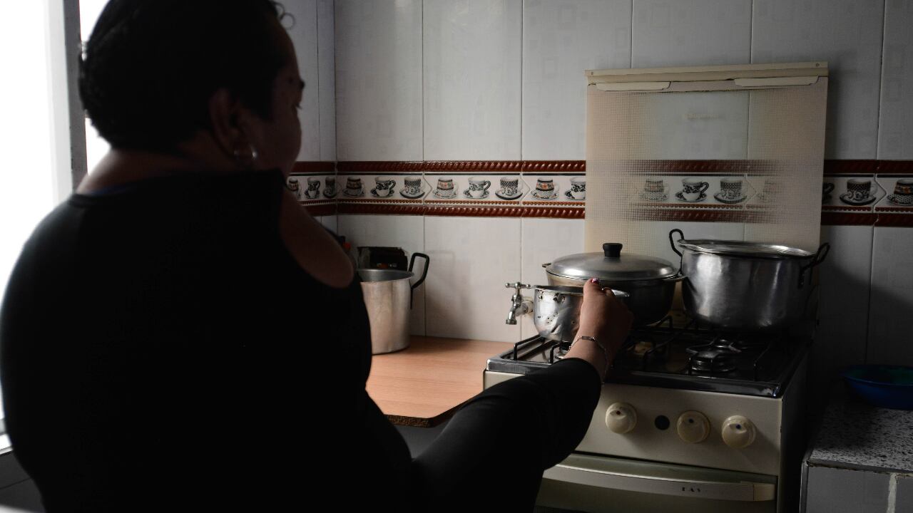 Una colombiana preparando sus alimentos, en Bogotá