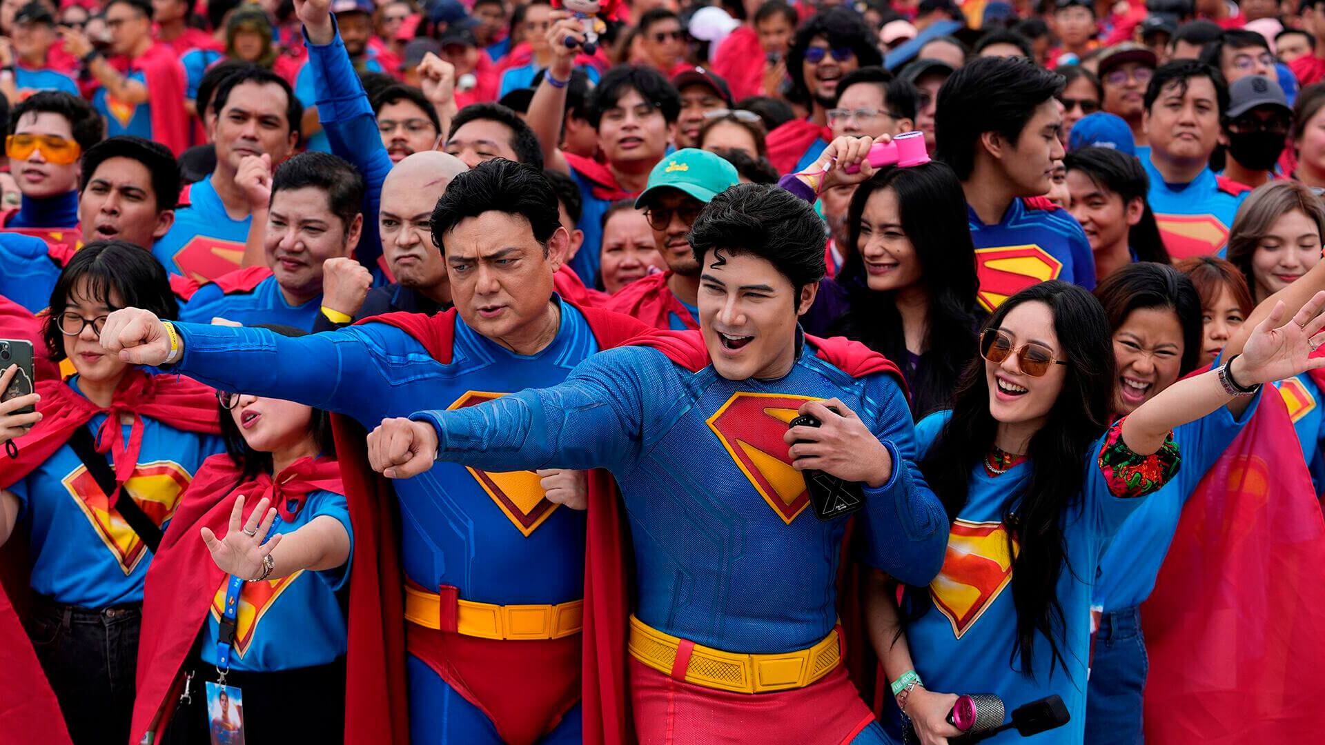 Los fanáticos de Superman disfrazados posan durante un evento como parte de la primera parada del Superman World Tour en la ciudad de Pasig, Filipinas, el jueves 19 de junio de 2025.