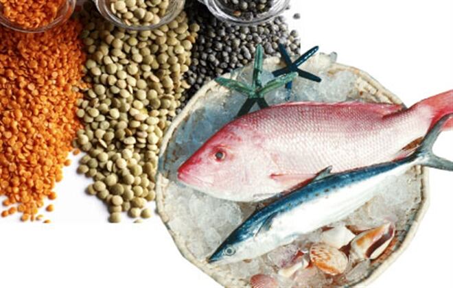 La vitamina D se obtienen en pecados como la tilapia o salmón. 