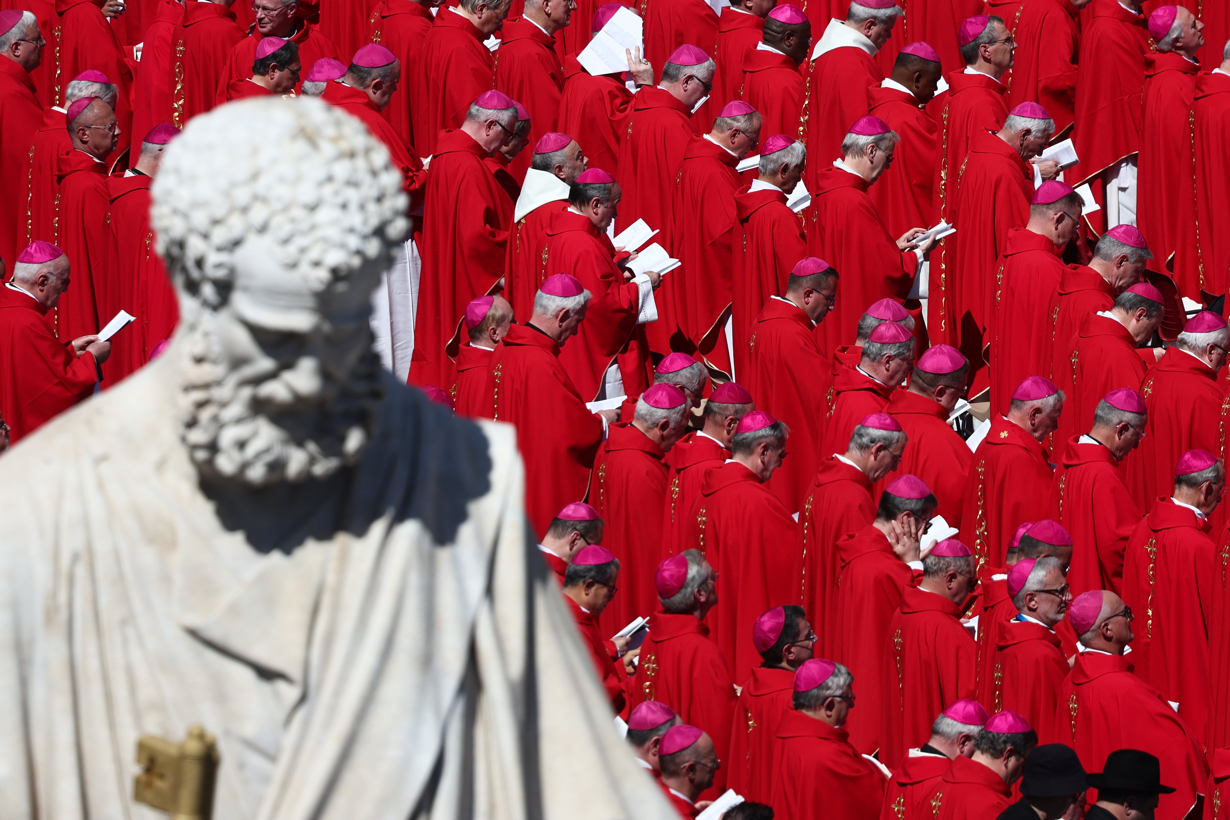 Estatua de San Pedro y cardenales durante el funeral del Papa Francisco en la Plaza de San Pedro del Vaticano, el 26 de abril de 2025.