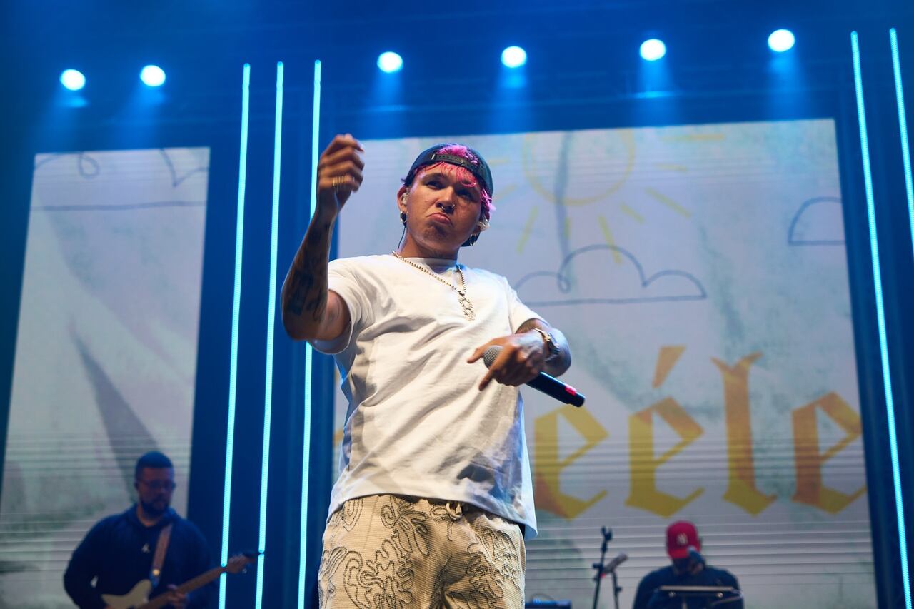 Beele denuncia cantante