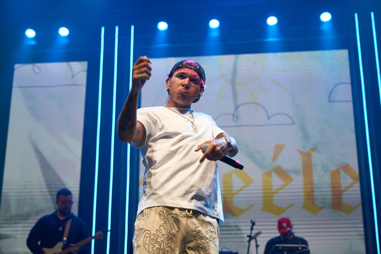 Beele denuncia cantante