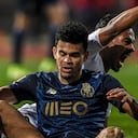 Belenenses' Portguese defender Diogo Calila (R) reacts next to Porto's Colombian forward Luis Diaz during the Portuguese league football match between Belenenses SAD and FC Porto at the Jamor stadium in Oeiras on January 16, 2022.
PATRICIA DE MELO MOREIRA / AFP