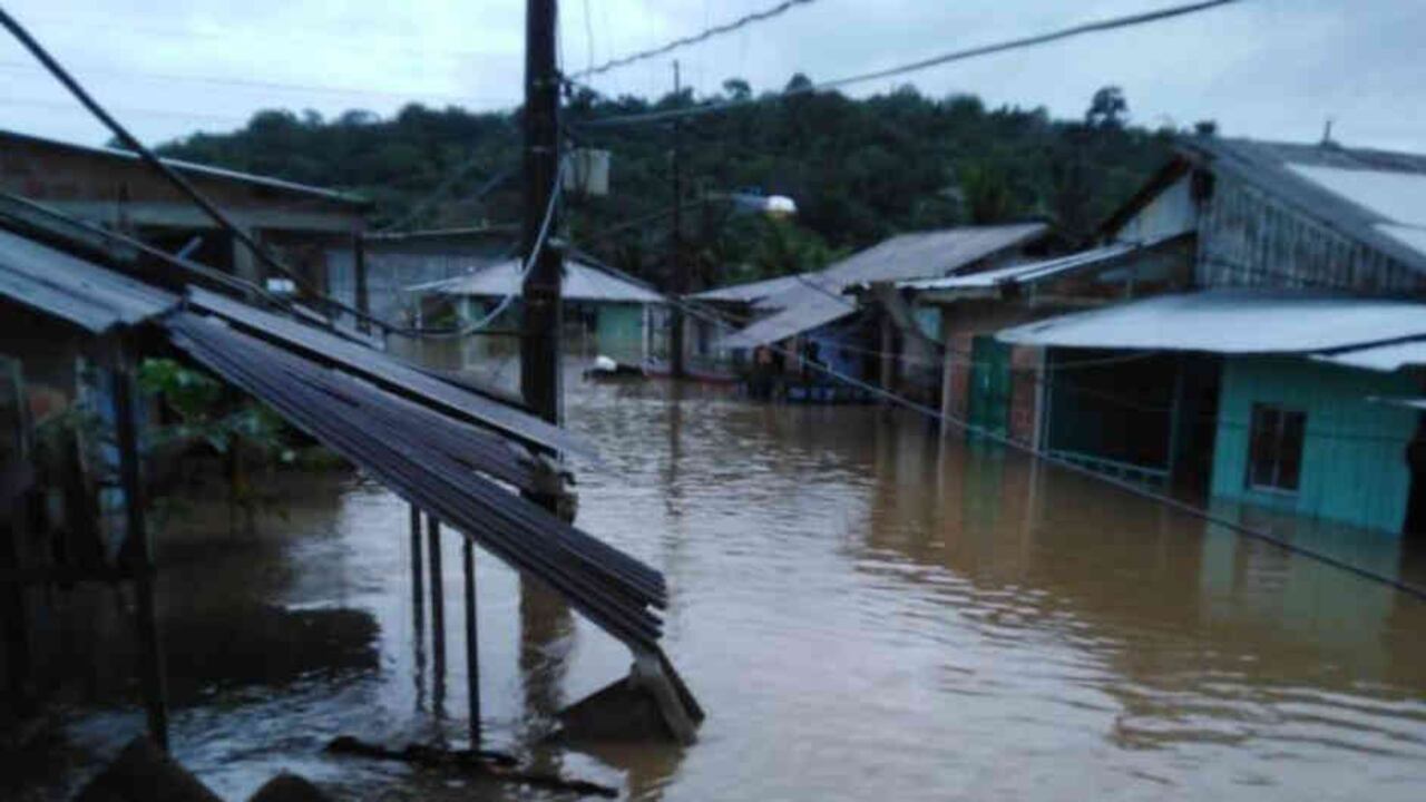 avés de videos y fotos en las redes sociales, los colombianos fueron testigos de cómo las calles de Itsmina, Condoto, Tado y Andagoya, entre otros, terminaron convertidas en ríos
