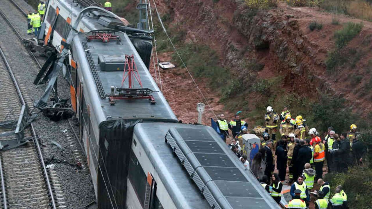 Vista de un tren de pasajeros accidentado tras chocar contra un deslave, cerca de Vacarisses, a unos 45 kms al norteste de Barcelona.