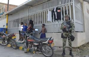 Como consecuencia del fuego cruzado que enfrenta Buenaventura, el cual ha generado zozobra en la población, este jueves 6 de julio el ministro de Defensa, Iván Velásquez, llegó a la ciudad y realizó diversas advertencias.