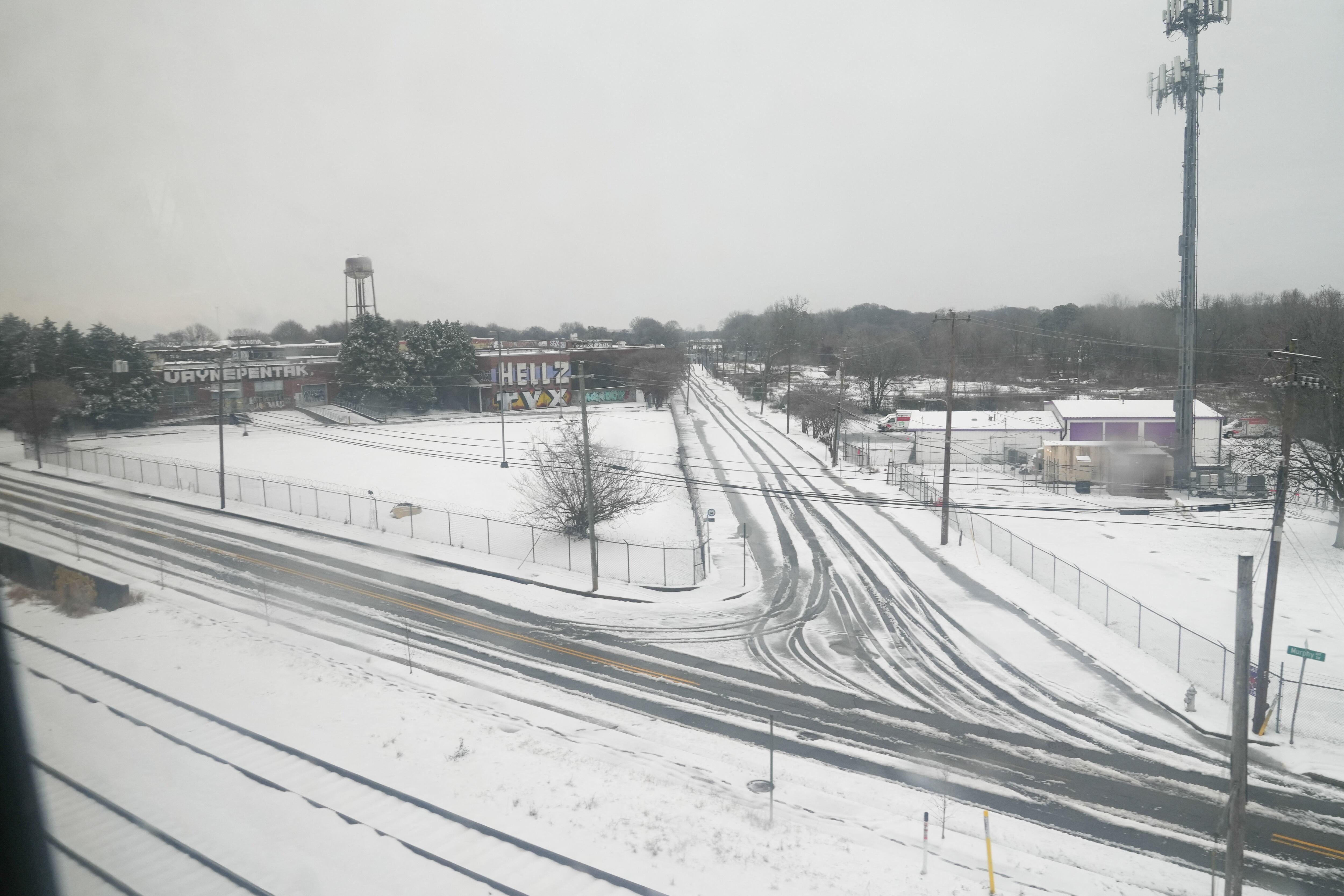 La nieve cubre partes de Atlanta luego de una tormenta de nieve el 10 de enero de 2025 en Atlanta, Georgia. Atlanta ha experimentado una cantidad significativa de nieve, pero se está preparando para el hielo que se espera que venga después.
