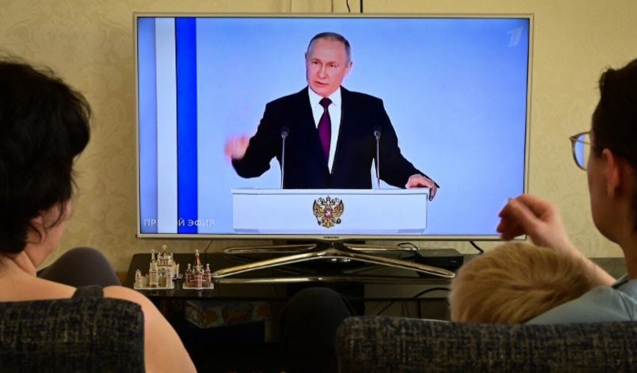 Una familia rusa sigue de cerca el discurso del presidente Vladimir Putin.