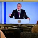 Una familia rusa sigue de cerca el discurso del presidente Vladimir Putin.