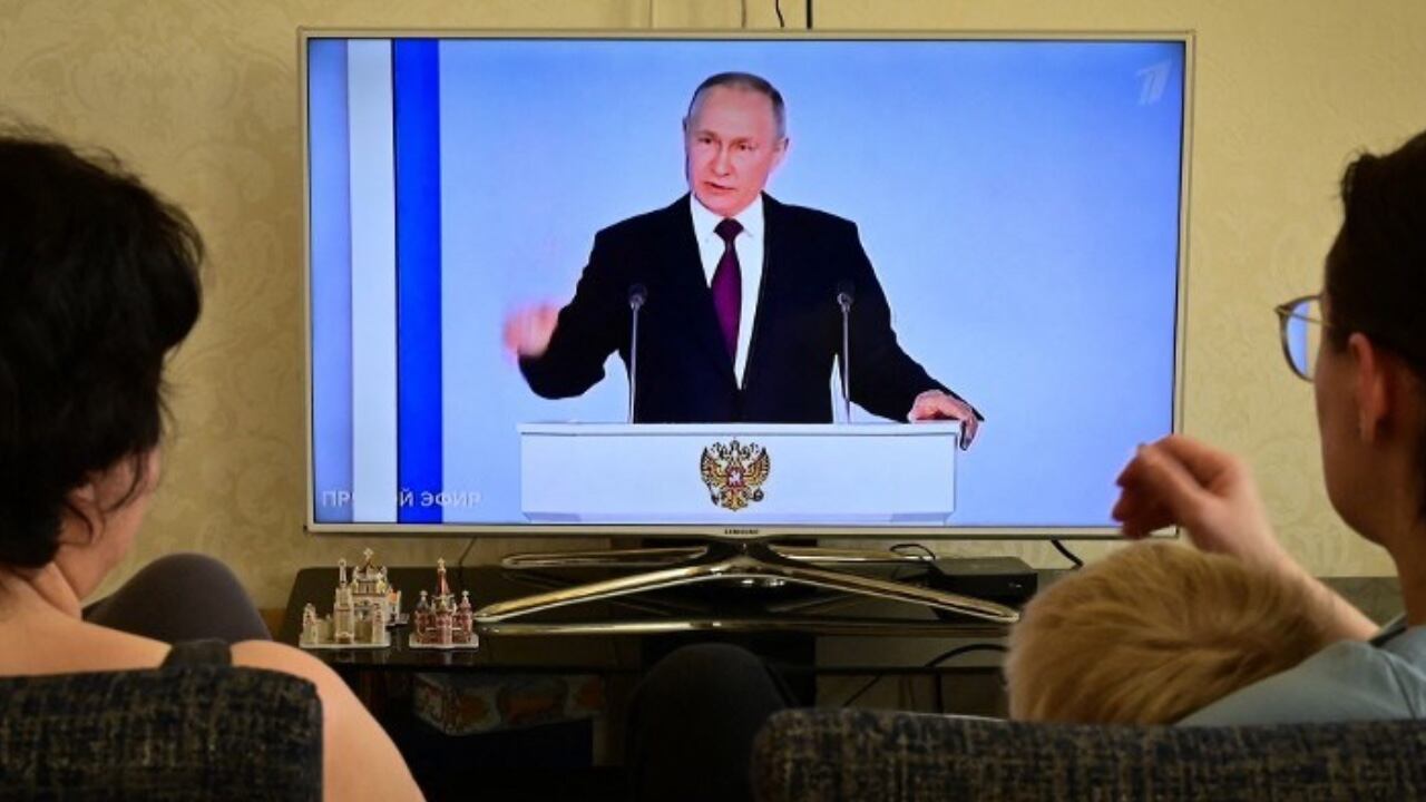 Una familia rusa sigue de cerca el discurso del presidente Vladimir Putin.